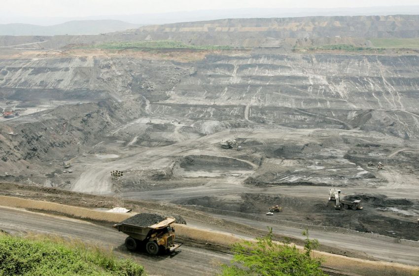  Trabajadores bloquean acceso ferroviario de minera colombiana Cerrejón a instalaciones de exportación