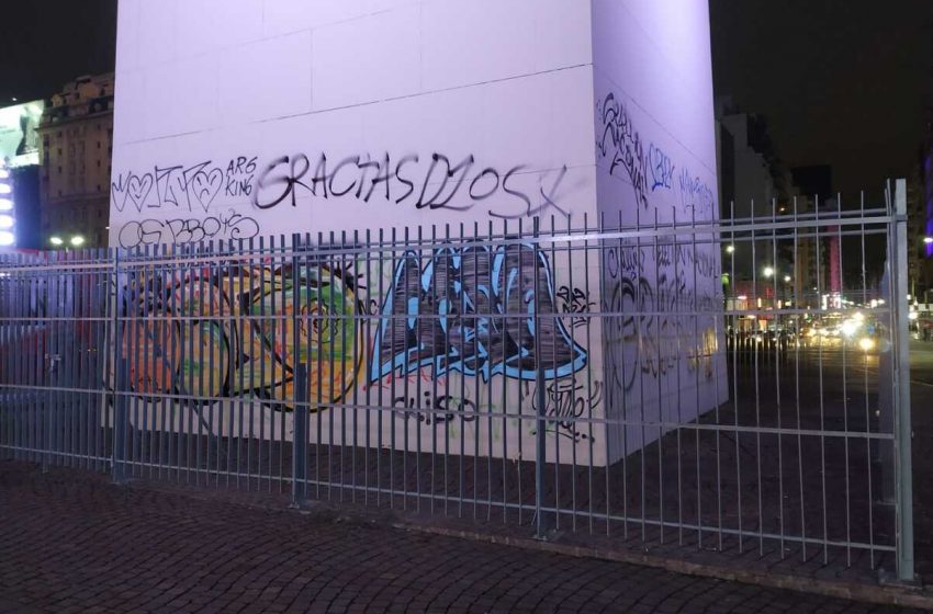  Obelisco vandalizado: grafitis y botellas de alcohol alrededor del monumento tras el pase a la final del Mundial