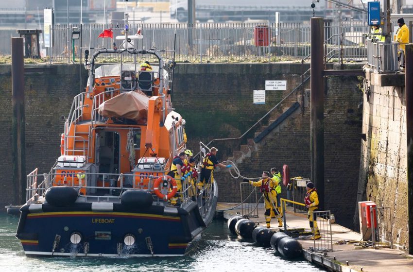  Al menos cuatro muertos después de que un barco de migrantes naufragara frente a la costa inglesa