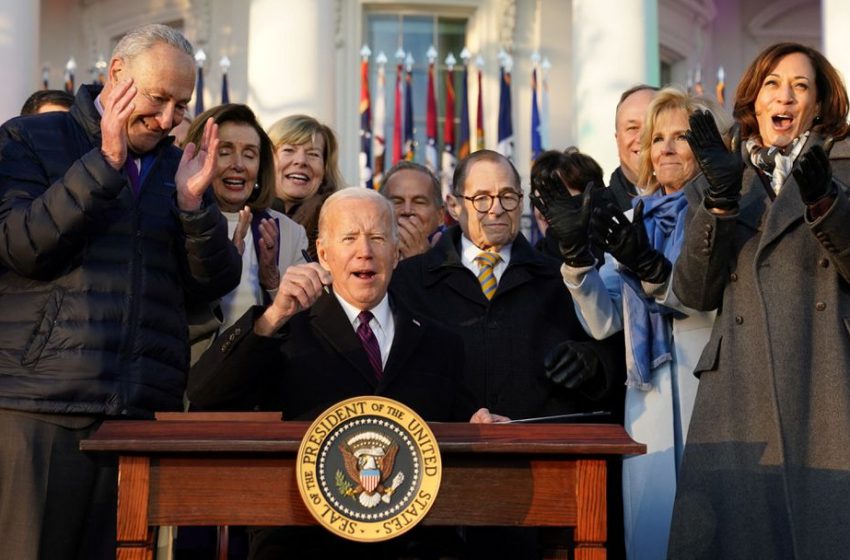  Biden firma la ley de igualdad matrimonial al ritmo de ‘True Colors’ de Cyndi Lauper
