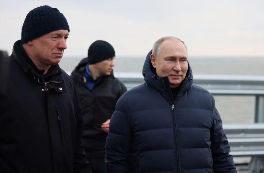  Putin conduce a través del puente de Crimea en un Mercedes