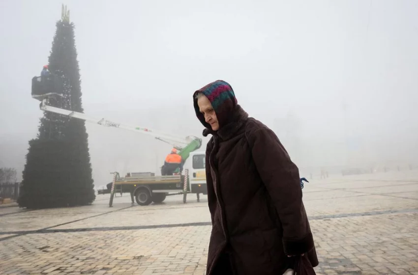  Kiev cubierta de niebla se recupera después de los ataques rusos
