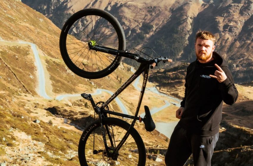  MTB : Jake100 pone su bici de montaña a 100km/h a una sola rueda