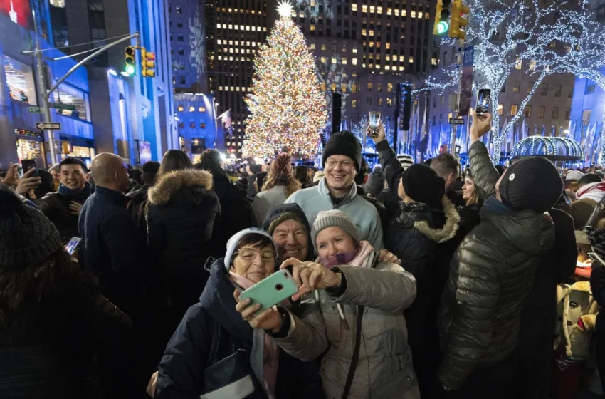  Carteristas de Nueva York apuntan a multitudes desprevenidas por la temporada navideña para hurtar lo que puedan
