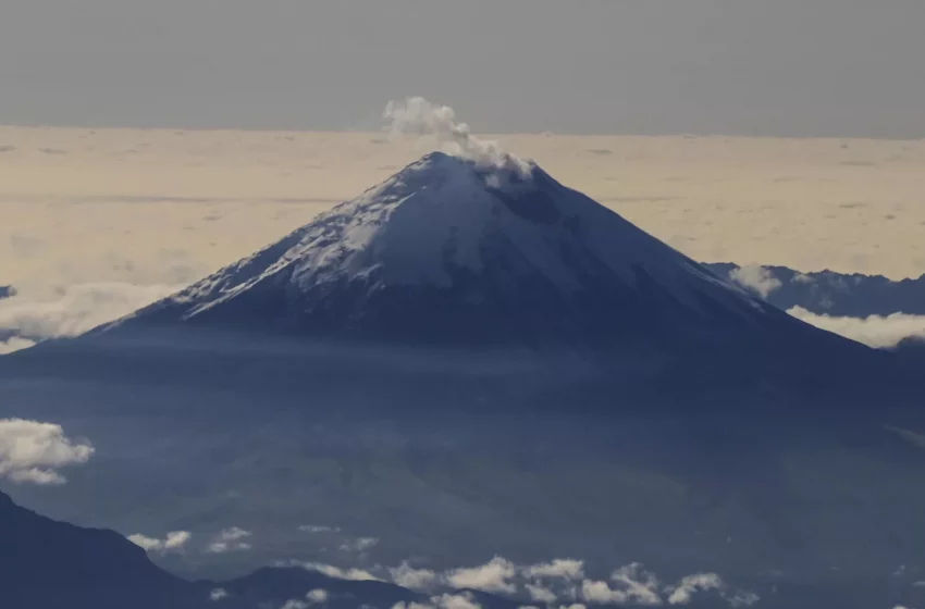  El volcán Cotopaxi de Ecuador emite gases y cenizas a 800 metros sobre el cráter