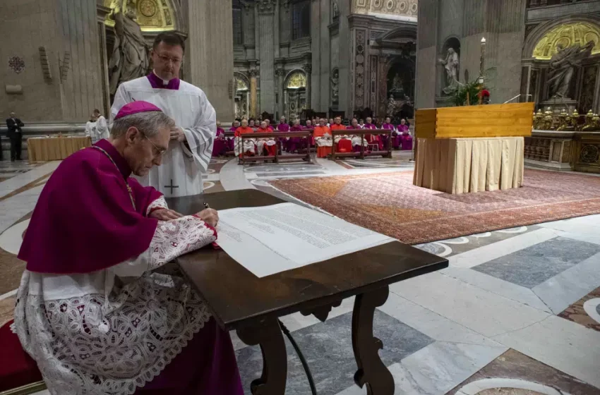  El Papa se reúne con el ayudante de Benedicto XVI en medio del funeral y las consecuencias de los libros