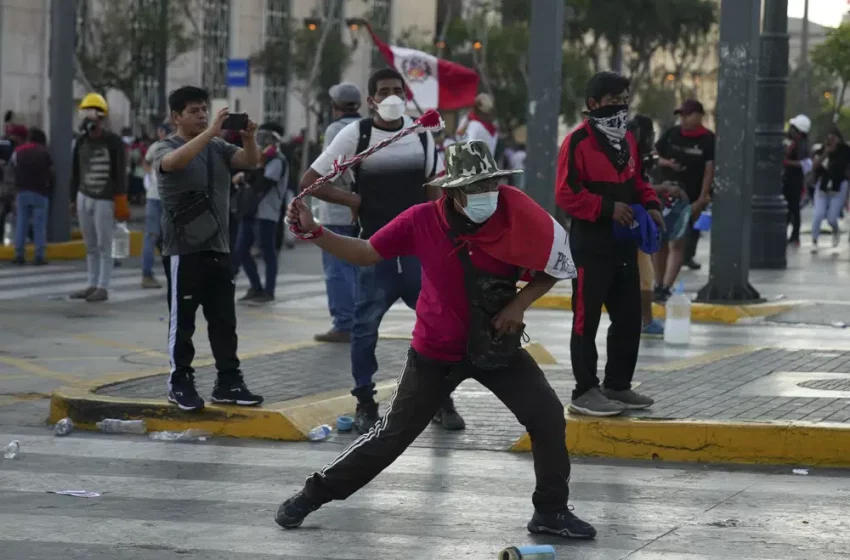  Manifestantes peruanos fueron atacados con gases lacrimógenos después de que el presidente pidiera una tregua