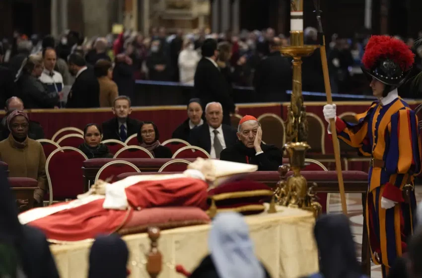  Unos 200.000 acuden durante 3 días a ver el cuerpo de Benedicto XVI