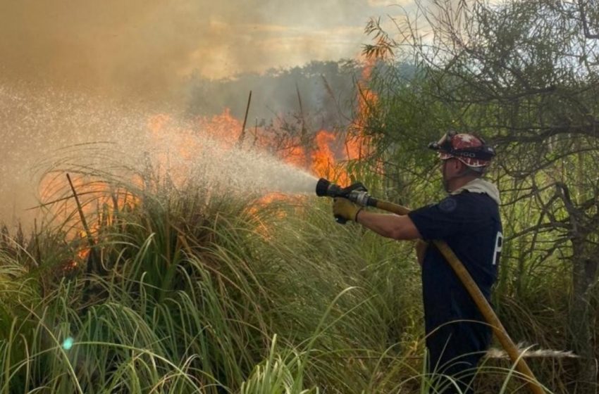  Reserva Ecológica: continúan los trabajos para extinguir el fuego y se sumó un helicóptero hidrante