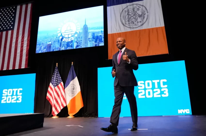 Alcalde Adams presenta agenda para fortalecer a NYC pero organizaciones critican ausencia de inmigrantes en los planes