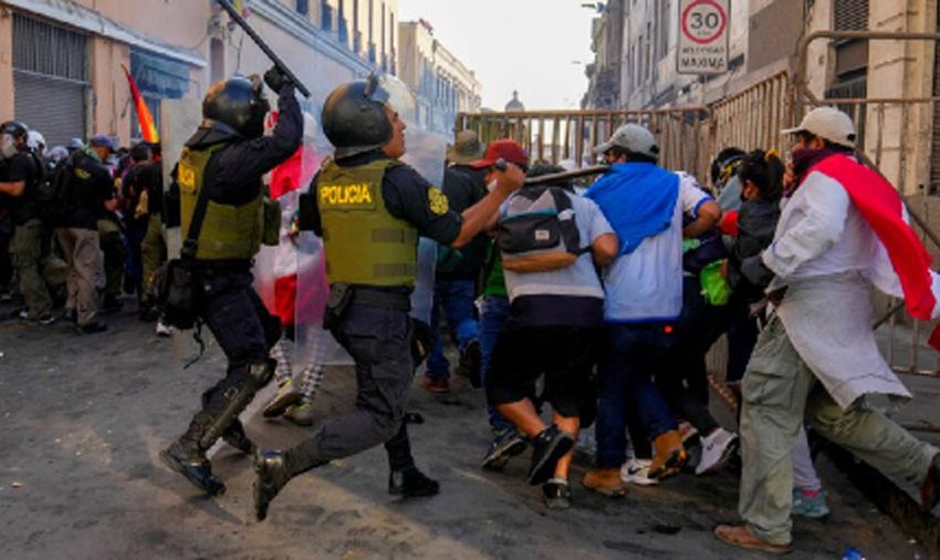  Perú: nuevos enfrentamientos entre Policía y manifestantes; bloqueos generan escasez