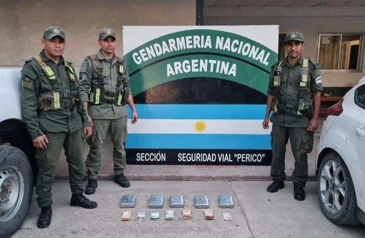  Tres detenidos en Jujuy por viajar en un auto con 5 kilos de cocaína ocultos debajo de los asientos de dos niños