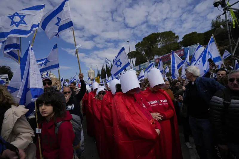  Netanyahu lanza una polémica reforma mientras miles protestan
