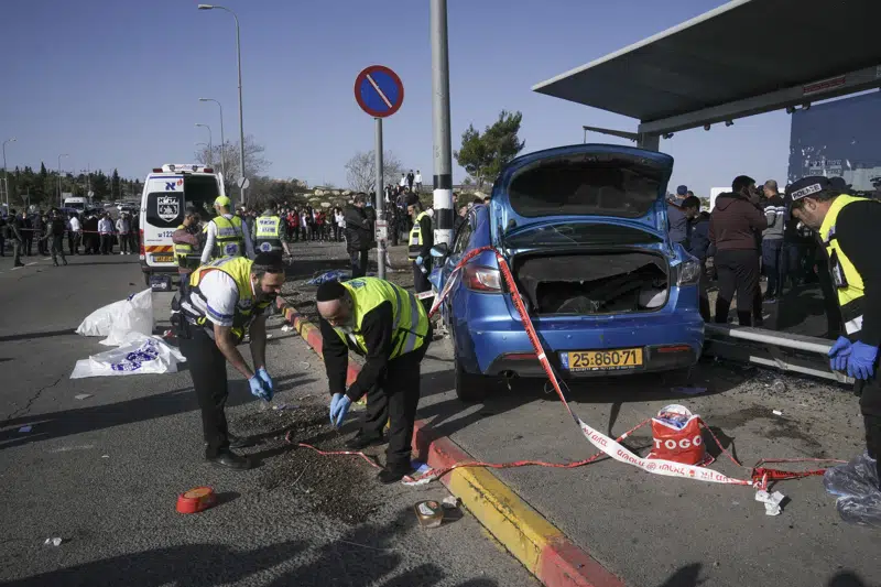  Policía israelí: 2 muertos, 5 heridos en atropello de coche en Jerusalén