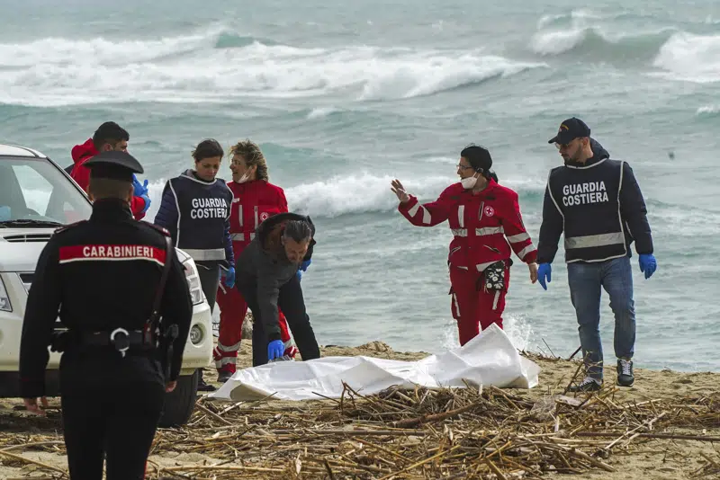  Tragedia de migrantes en Italia supera los 60 muertos; faltan docenas