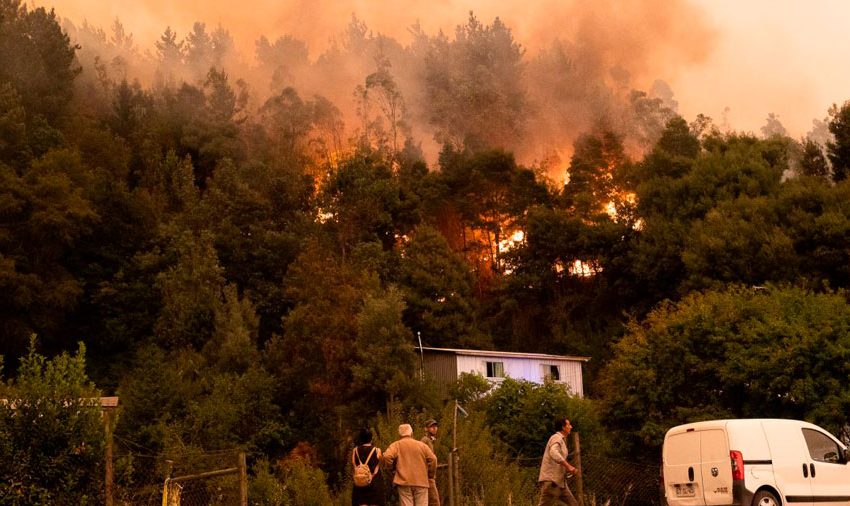  Casi mil estudiantes en Chile se quedan sin escuelas por incendios en el sur