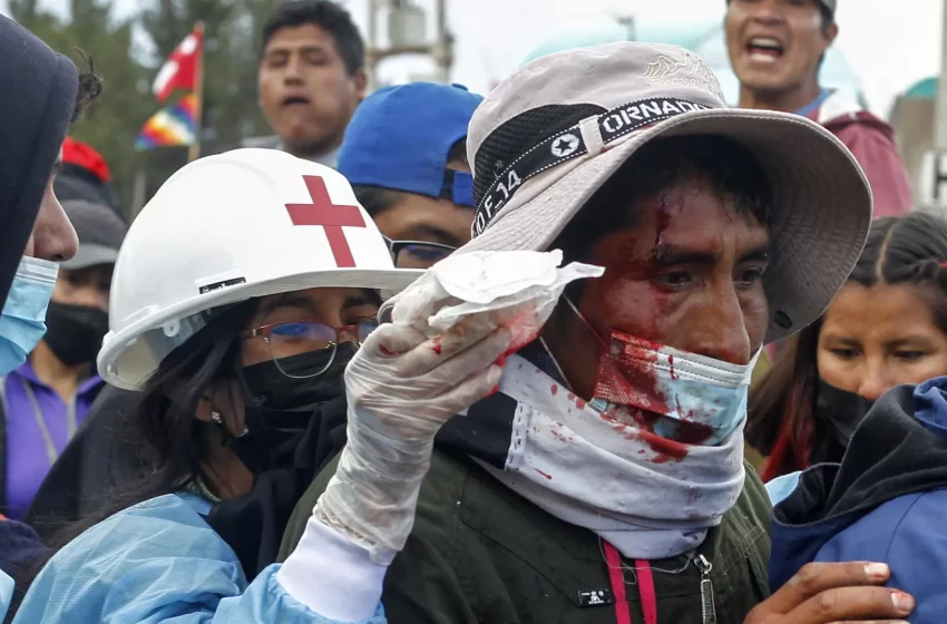  Habitantes de Juliaca, Perú, vuelven a chocar con la policía en una nueva jornada de protestas