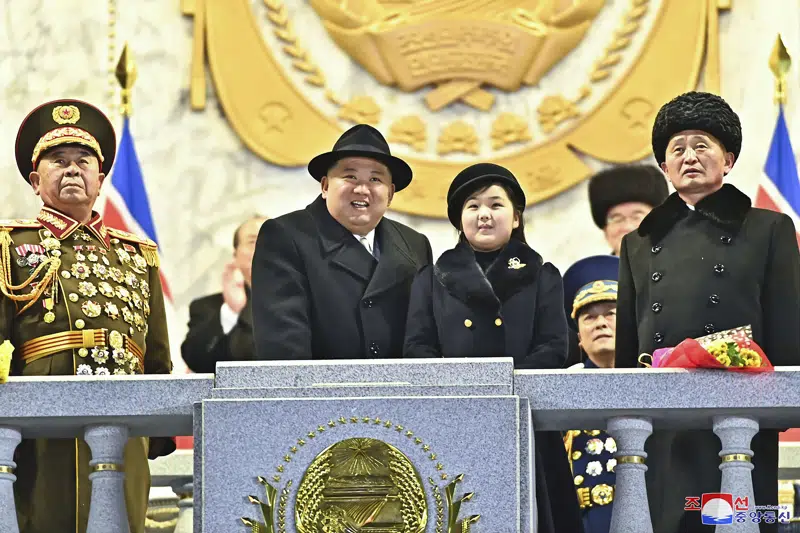  Kim Jong Un muestra a su hija y misiles en desfile norcoreano
