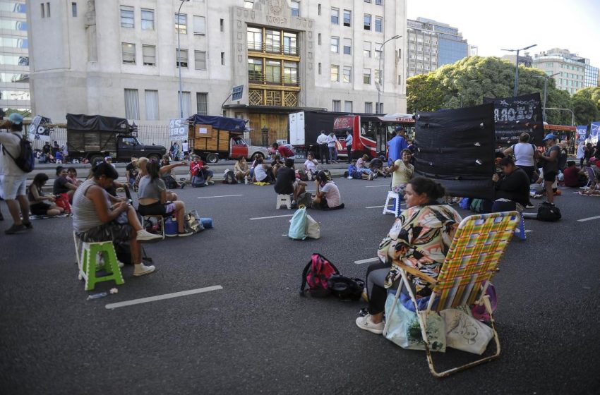  Piqueteros llevaron la protesta a Desarrollo Social y anunciaron un acampe en la 9 de Julio