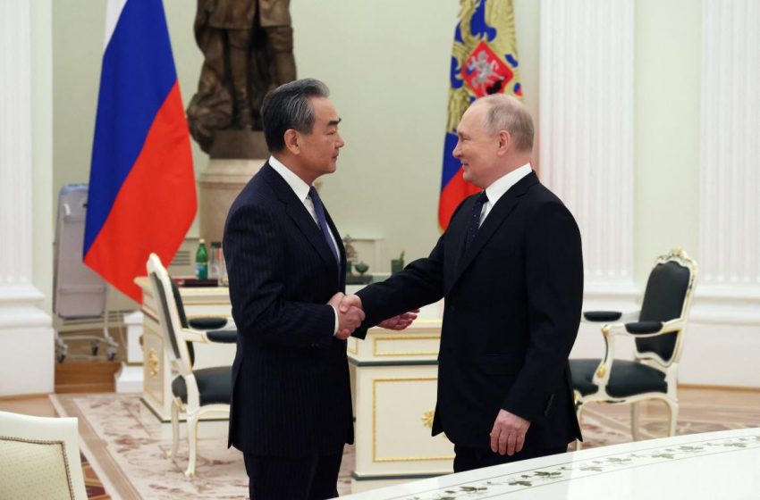  Alarma mundial por acercamiento de Rusia y China: Putin recibió al diplomático Wang Yi en el Kremlin