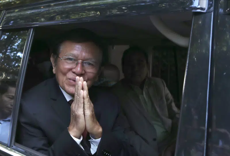  Líder opositor camboyano condenado a 27 años por traición