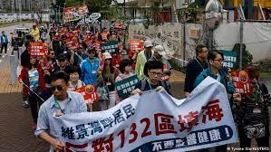  La policía de Hong Kong vigila de cerca la primera protesta autorizada en años