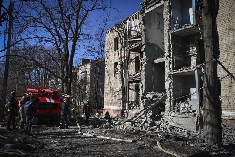  Misil ruso alcanza otro bloque de apartamentos en Ucrania; deja un muerto