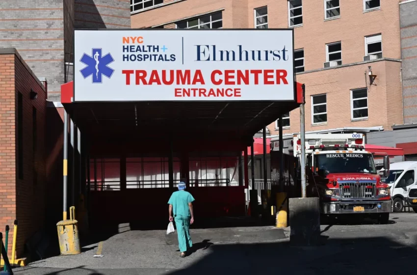  Pelea salvaje entre hispanos por lugar de estacionamiento: víctima sigue hospitalizada tras batazos, puñaladas y patadas en Queens, Nueva York