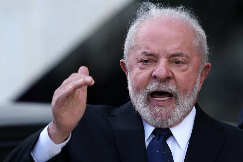  Lula de Brasil cancela viaje a China por neumonía