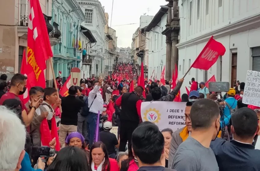  Maestros ecuatorianos rechazan la Ley intercultural y exigen juicio al presidente Lasso