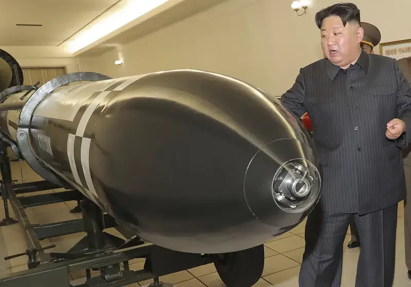  Kim quiere que Corea del Norte fabrique más material nuclear para bombas