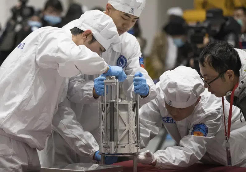  Hallan nueva fuente de agua en muestras lunares de misión china