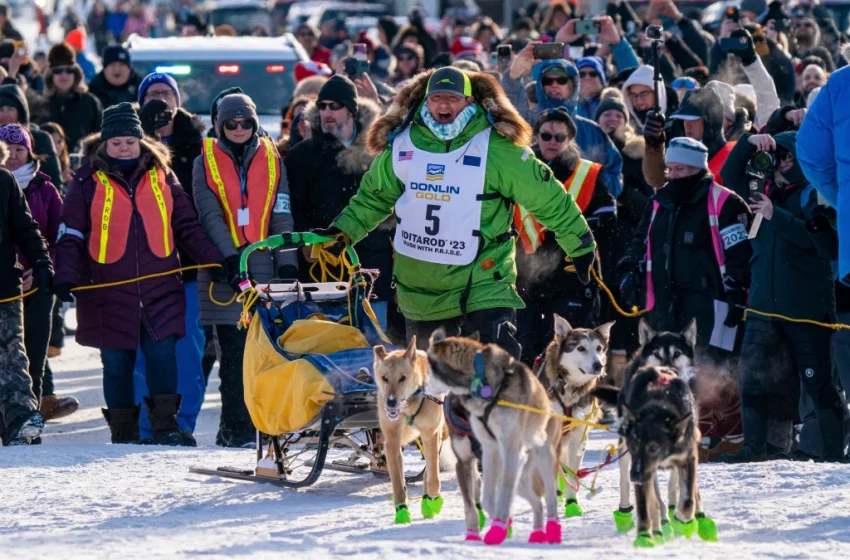  Ryan Redington llega a Nome, Alaska, para ganar la carrera de perros de trineo Iditarod