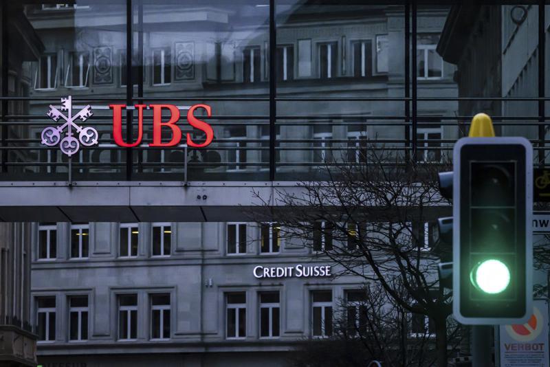  Las acciones de Credit Suisse y UBS se desploman tras el anuncio de adquisición