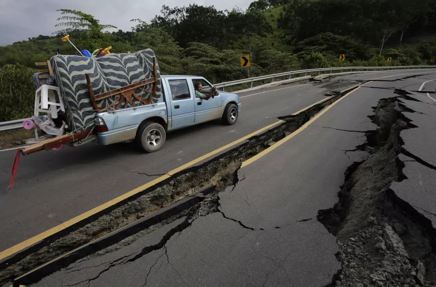  Un fuerte sismo golpea Ecuador