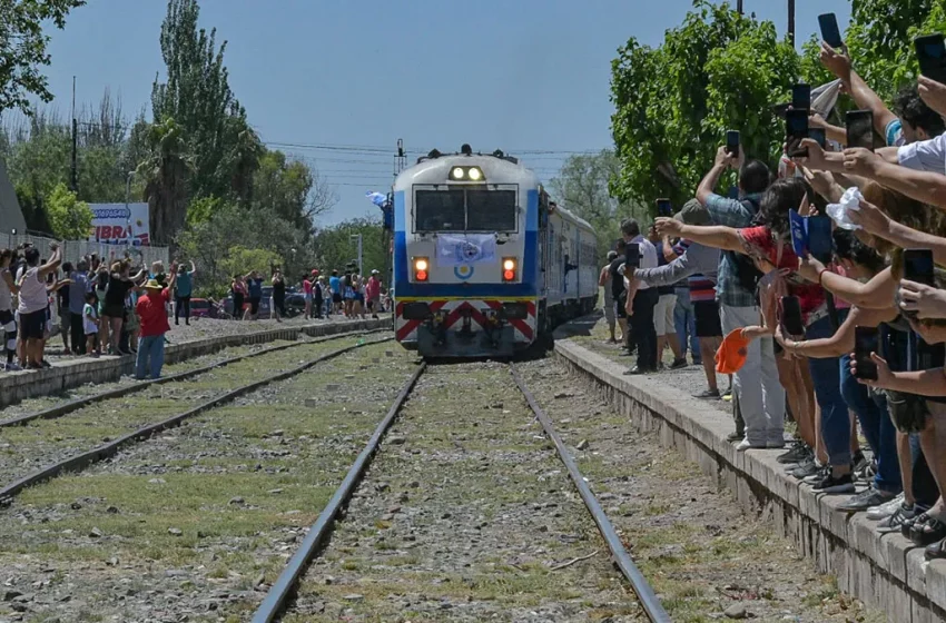  La vuelta del tren no escapó a la grieta entre el peronismo mendocino y el ala liberal de Cambia Mendoza