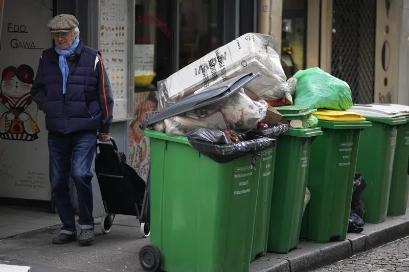  Ni las protestas ni los basureros detienen la factura de las pensiones en Francia