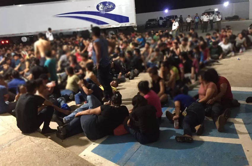  Autoridades migratorias de México hallan a 343 extranjeros en un tráiler abandonado