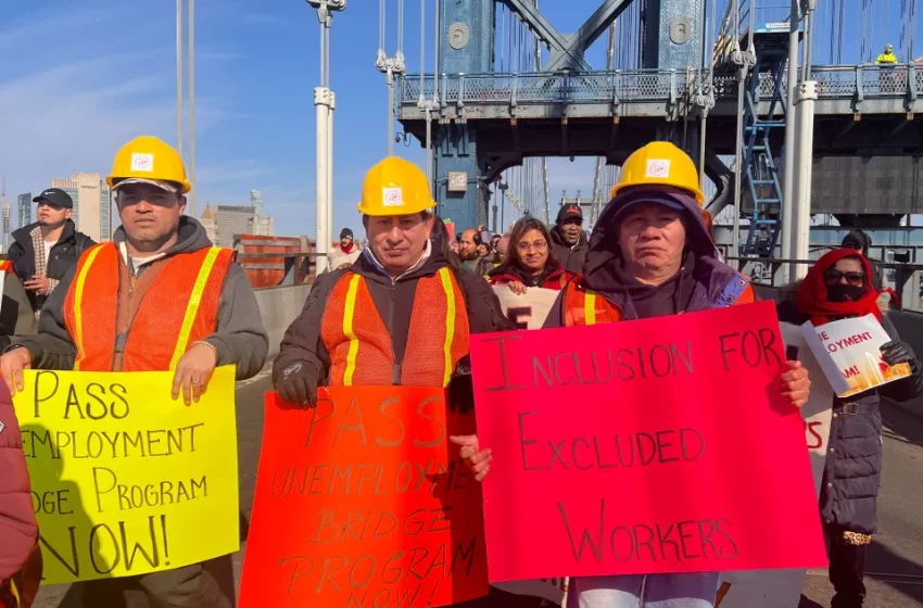  Activistas toman el puente de Brooklyn exigiendo se apruebe un seguro de desempleo para trabajadores “excluidos”