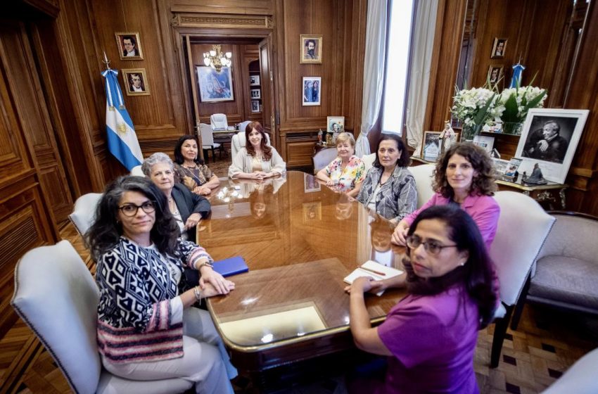  Cristina Kirchner recibió en el Senado a un comité de expertas de la OEA