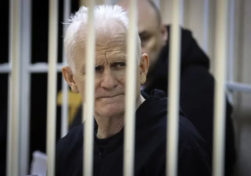  Premio Nobel Bialiatski condenado a 10 años en Bielorrusia
