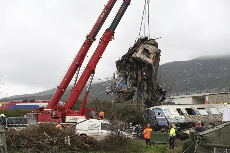  Grecia: búsqueda de tren sombrío avanza ‘centímetro a centímetro’