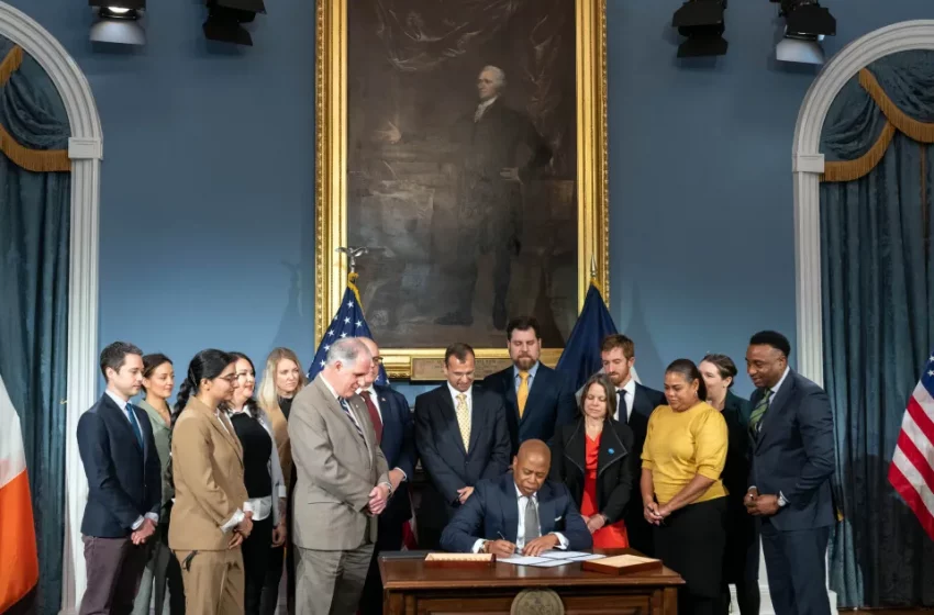  Alcalde Adams firma ley municipal para ayudar a más víctimas de violencia doméstica en NYC