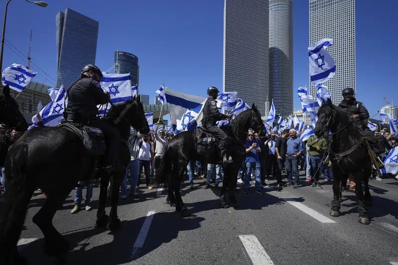  Netanyahu trasladado en avión al aeropuerto después de que los manifestantes bloquearan la carretera