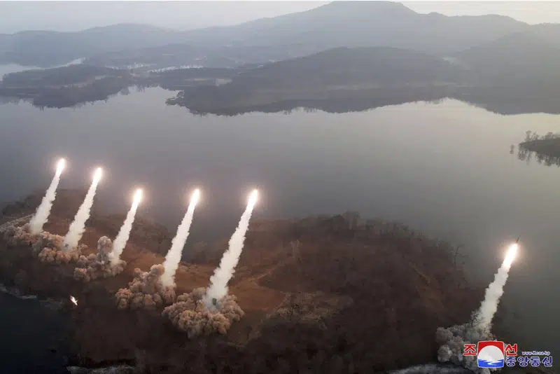  Kim supervisa a tropas norcoreanas que simulan ataque contra Corea del Sur