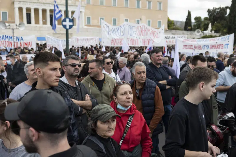  Miles de personas participan en nuevas protestas en Grecia por accidente de tren