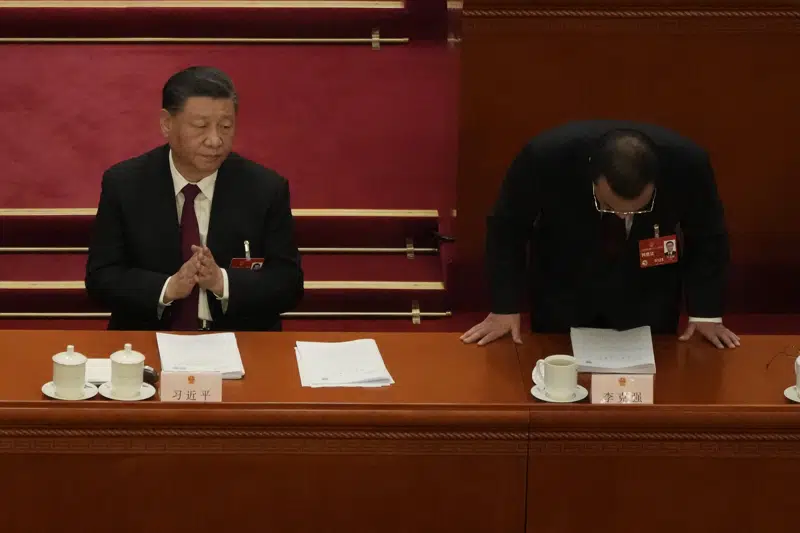  El primer ministro de China, Li Keqiang, se retira mientras los leales a Xi toman las riendas