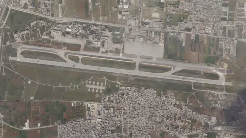  Fotos satelitales: Probable ataque israelí daña aeropuerto sirio