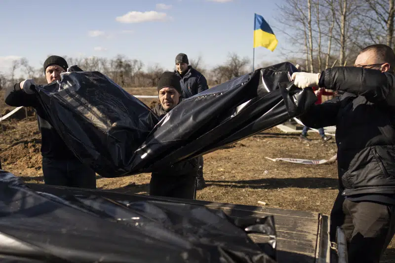  Un año después de la guerra de Ucrania, cuerpos desenterrados en una ciudad que alguna vez estuvo ocupada