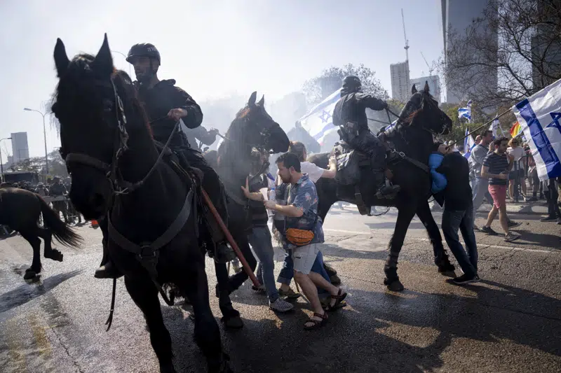  La policía israelí reprime y se enfrenta a una protesta contra Netanyahu